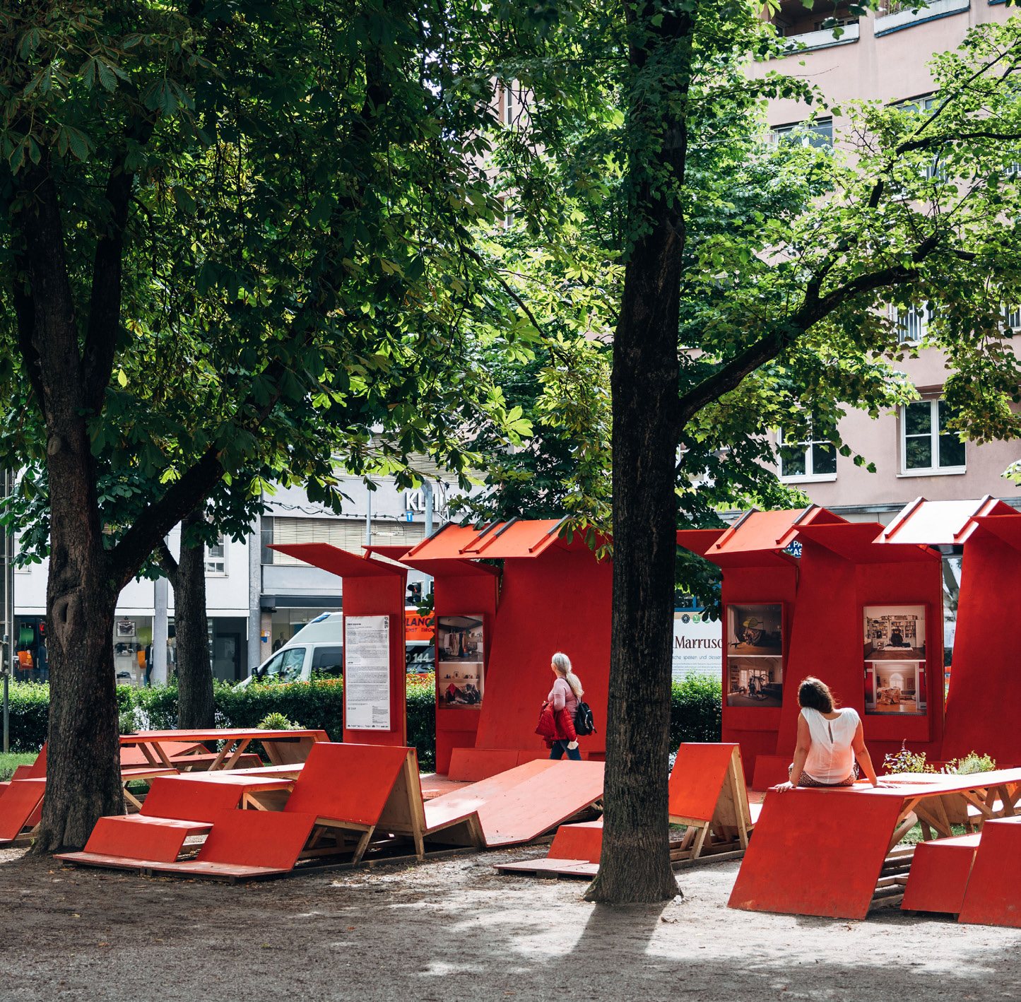 The red installation on the Bischof-Reinhold-Stecher-Platz