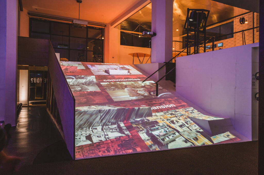 Exhibition hall with podiums, projections and a ramp