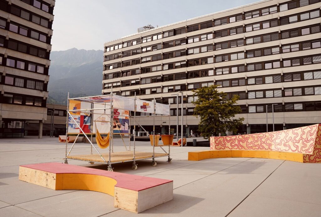 Platforms and benches on the forecourt